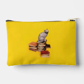 British Cat on a stack of booksラップトップスリーブ アクセサリーポーチ (裏面)