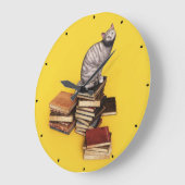 British Cat on a stack of books ラージ壁時計 (傾斜)