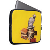 British Cat on a stack of books Laptop Sleeve ラップトップスリーブ (正面右)