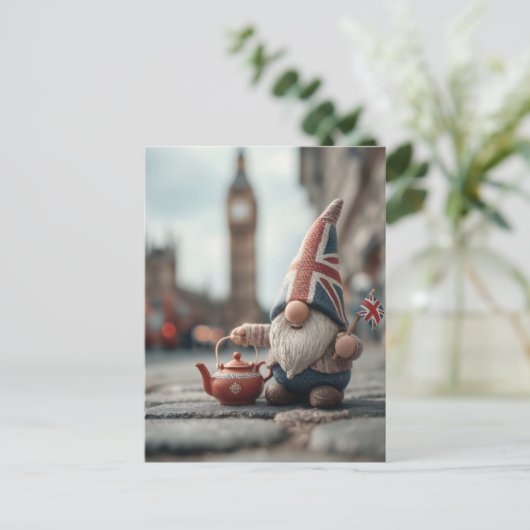 British Gnome with Union Jack Hat and Teapot  ポストカード (スタンド正面)