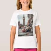 British Gnome with Union Jack Hat and Teapot Tシャツ (正面)