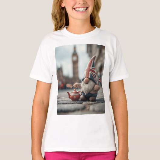 British Gnome with Union Jack Hat and Teapot Tシャツ (正面)