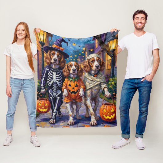 Brittany Spaniel Trick-or-Treating In Halloween  フリースブランケット (インサイチュ)