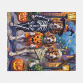 Brittany Spaniel Trick-or-Treating In Halloween  フリースブランケット (正面(横))