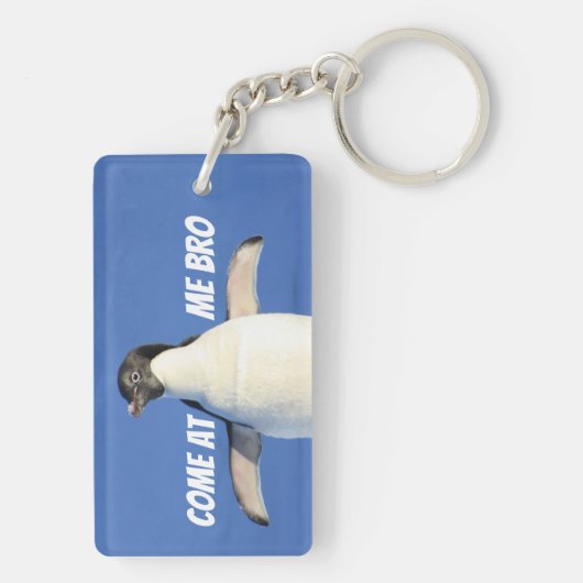 Broのおもしろいなミームのペンギンを私で来られる キーホルダー (裏面)