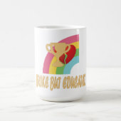 Broke But Educated Trophy Rainbow Design コーヒーマグカップ (中央)