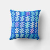 Broken Chevron – 青、紫、アクアの色合い クッション (裏面)