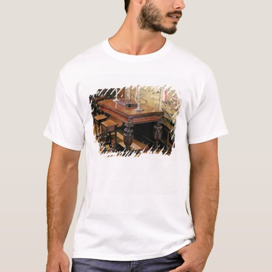 Bromleyによ弓として知られているテーブルおよび椅子 Tシャツ (正面)