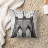 Brooklyn Bridge Architectural Close-Up クッション (ブランケット)