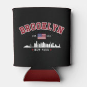 Brooklyn Ney York Est Funny Travel 缶クーラー (裏面)