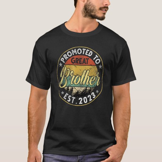 Brother Est 2023 New Brother Fir素晴らしに昇格 Tシャツ (正面)