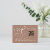 Brown and White Modern Minimalist Wedding QR RSVP エンクロージャーカード (スタンド正面)