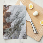 Brown Bear Catches Red Salmon キッチンタオル (四つ折り)