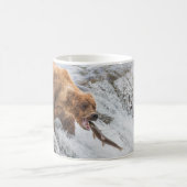 Brown Bear Catches Red Salmon コーヒーマグカップ (中央)