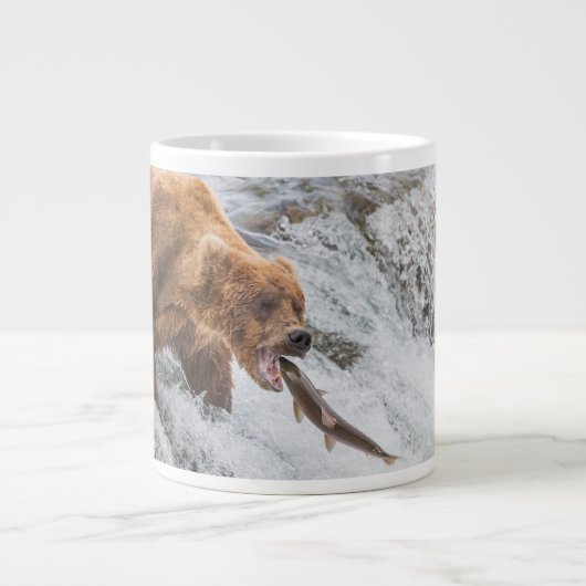 Brown Bear Catches Red Salmon ジャンボコーヒーマグカップ (正面)