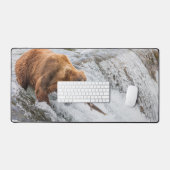 Brown Bear Catches Red Salmon デスクマット (キーボード&マウス)