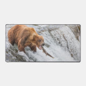 Brown Bear Catches Red Salmon デスクマット (正面)