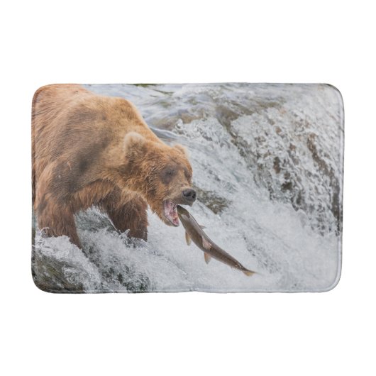 Brown Bear Catches Red Salmon バスマット (正面)