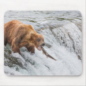 Brown Bear Catches Red Salmon マウスパッド (正面)