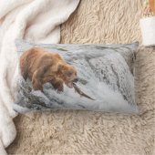 Brown Bear Catches Red Salmon ランバークッション (ブランケット)