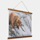 Brown Bear Catches Red Salmon 吊り下げ型タペストリー (傾斜あり)