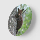 Brown Bear Cubの木の写真 ラウンド壁時計 (傾斜)