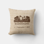 Brown Faux Burlap Mr. and Mrs. Wedding Keepsake クッション (正面)
