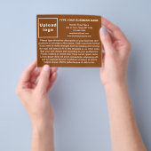 Brown Flyer上のビジネス製品またはサービス チラシ (手)