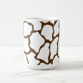 Brown Giraffe Pattern – Minimal Animal Print コーヒーマグカップ (中央)