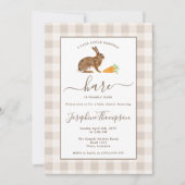 Brown Hare On Beige Gingham Easter Baby Shower 招待状 (正面)