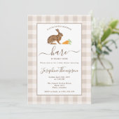 Brown Hare On Beige Gingham Easter Baby Shower 招待状 (スタンド正面)
