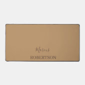 Brown monogram calligraphy minimalist professional デスクマット (正面)