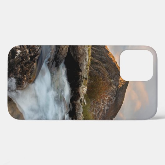 BROWN MOUNTAIN NEAR BODY OF WATER UNDER CLOUDY SKY Case-Mate iPhoneケース (裏面 (横))