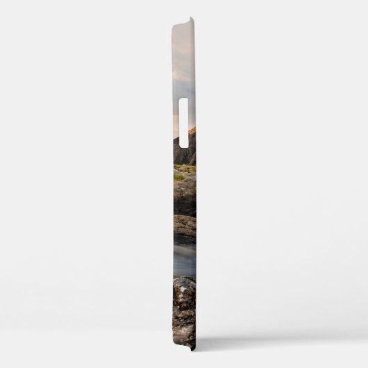 BROWN MOUNTAIN NEAR BODY OF WATER UNDER CLOUDY SKY Case-Mate iPhoneケース (裏面 / 右)