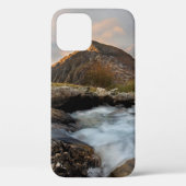BROWN MOUNTAIN NEAR BODY OF WATER UNDER CLOUDY SKY Case-Mate iPhoneケース (裏面)