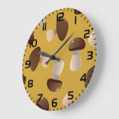 Brown Mushroom Pattern on Mustard Yellow ラージ壁時計 (傾斜)