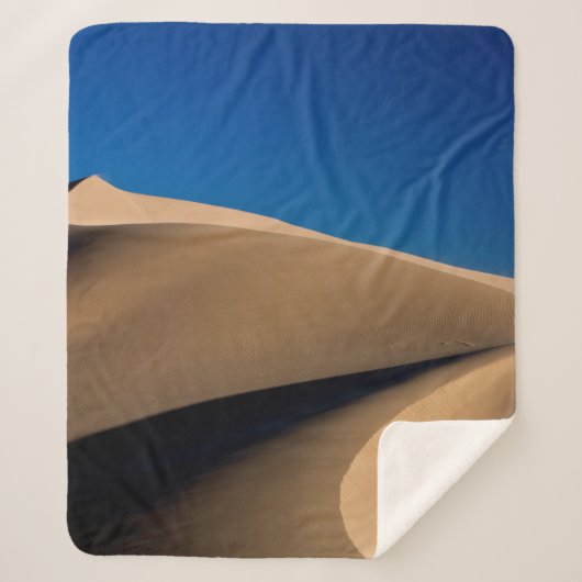 BROWN SAND UNDER BLUE SKY DURING DAYTIME シェルパブランケット (正面)