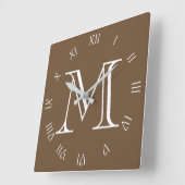Brown wccnt上のモノグラムホワイトスクリプトのローマ数字 スクエア壁時計 (傾斜)