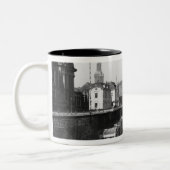 Bruehlsche Terrasseからのドレスデンの眺め ツートーンマグカップ (左)