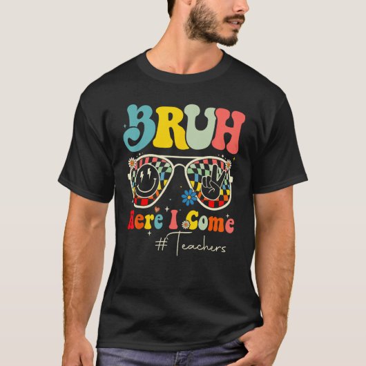 Bruh Here I Come Teachers First Day Back To School Tシャツ (正面)