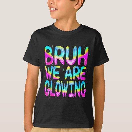 Bruh We Are Glowing In My Glowing Era Team Party M Tシャツ (正面)
