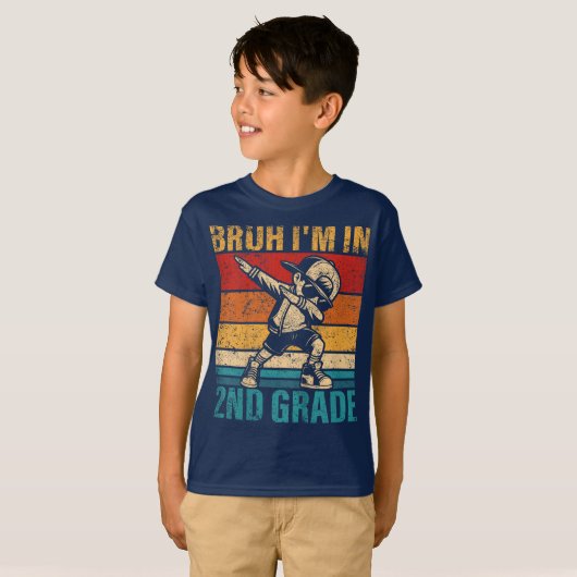 Bruh We Back 2年生 バックトゥスクール セカンドグレード Tシャツ (正面フル)