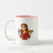 Brunette enjoying wine and pizza ツートーンマグカップ (左)