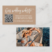 Brush Scriptの結婚WebサイトQR Photo Taupe エンクロージャーカード (正面/裏面)