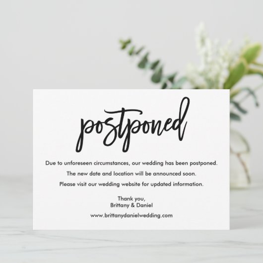 Brush Scriptモダンの延期結婚カード セーブザデート (スタンド正面)