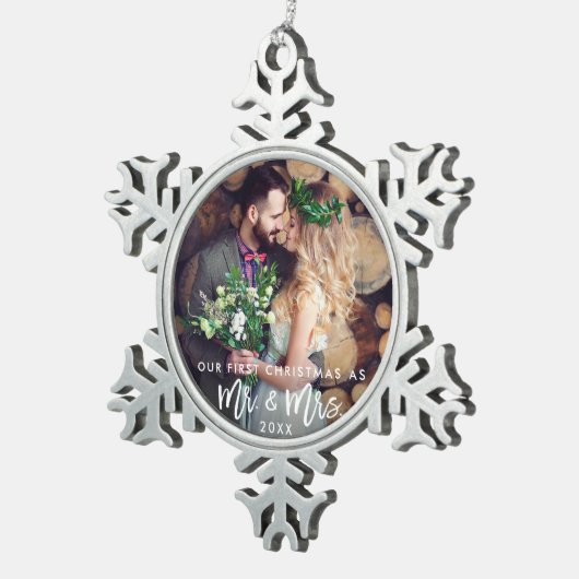 Brush Script初めてのクリスマスをMrミセス結婚ズ スノーフレークピューターオーナメント (右)