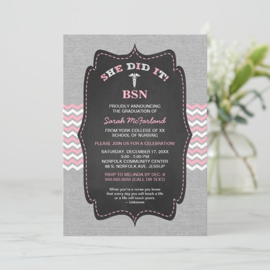 BSNナースの卒業招待状、ピンク色の灰色の黒板 招待状 (スタンド正面)
