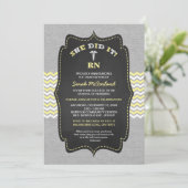 BSN看護師卒業招待状、黄色の黒板 招待状 (スタンド正面)