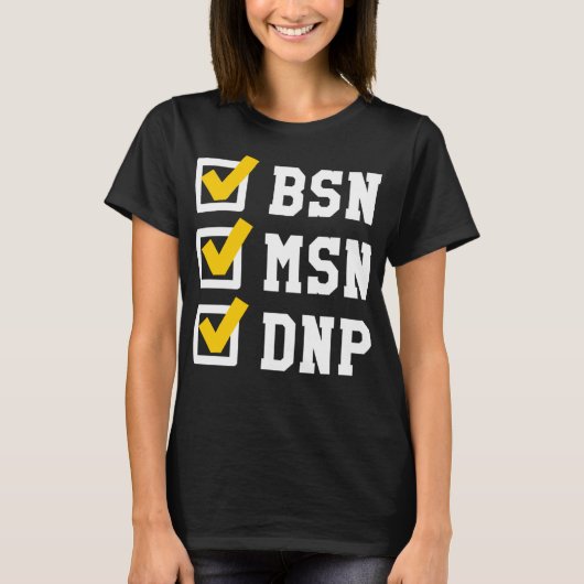 BSN MSN DNP 博士号 チェックリスト 面白い卒業 Tシャツ (正面)