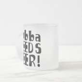 Bubbaはビールを必要とします! フロストグラスマグカップ (正面左)